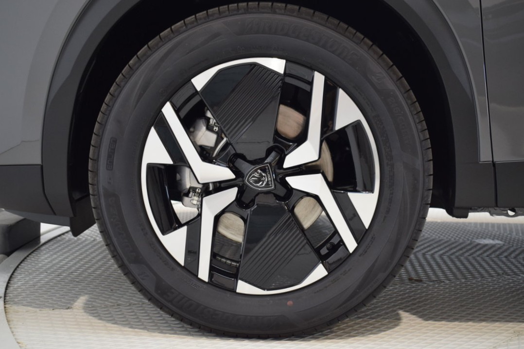 PEUGEOT N2008 Allure Hybrid 145 eDCS6 - Ítem9