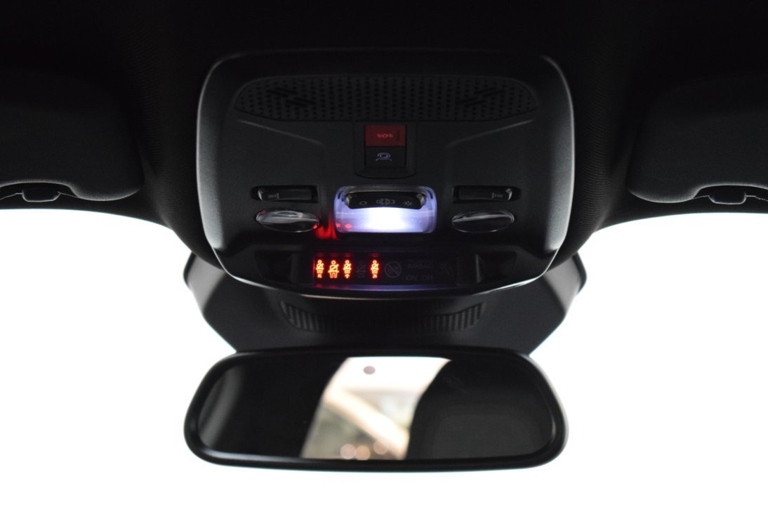 PEUGEOT N2008 Allure Hybrid 145 eDCS6 - Ítem15