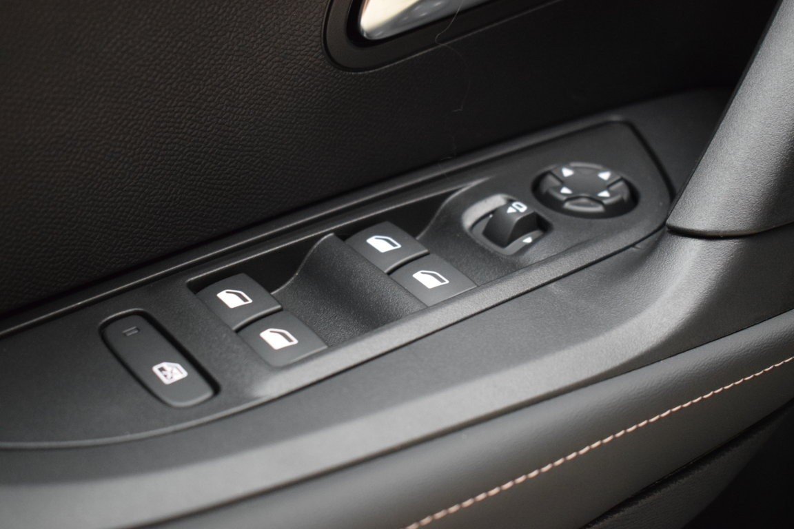PEUGEOT N2008 Allure Hybrid 145 eDCS6 - Ítem16