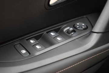 PEUGEOT N2008 Allure Hybrid 145 eDCS6 - Ítem16