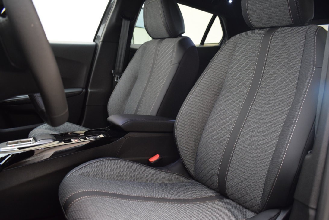 PEUGEOT N2008 Allure Hybrid 145 eDCS6 - Ítem20