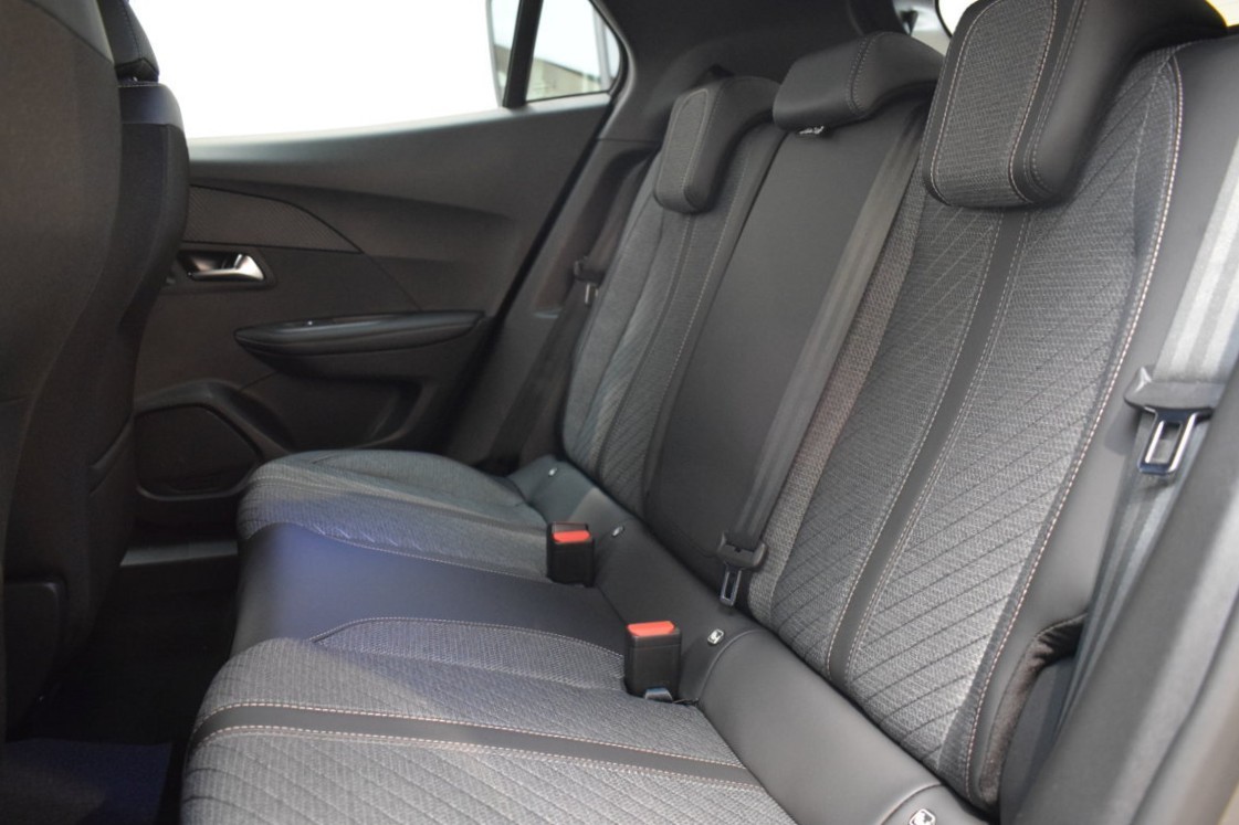 PEUGEOT N2008 Allure Hybrid 145 eDCS6 - Ítem22