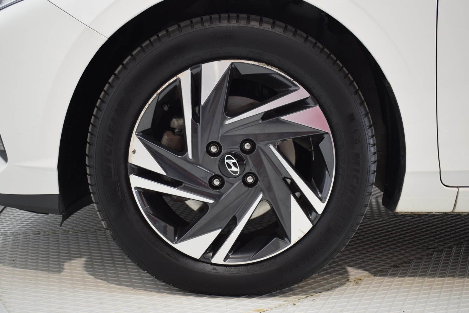 HYUNDAI i20 KLASS 1.0 TGDI 74kW (100CV) 48V - Ítem9