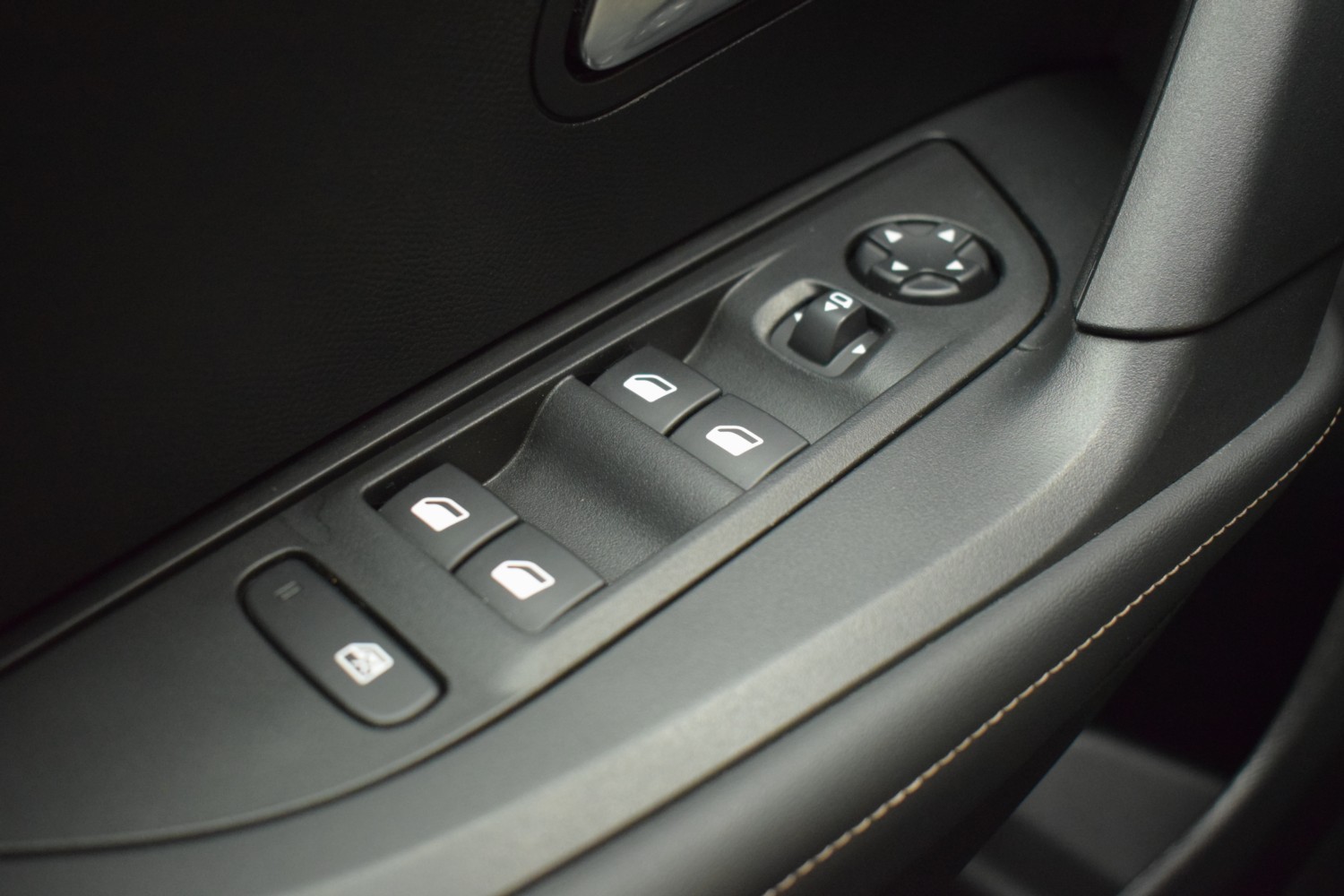 PEUGEOT 2008 ALLURE N2008 Hybrid 145 eDCS6 - Ítem14