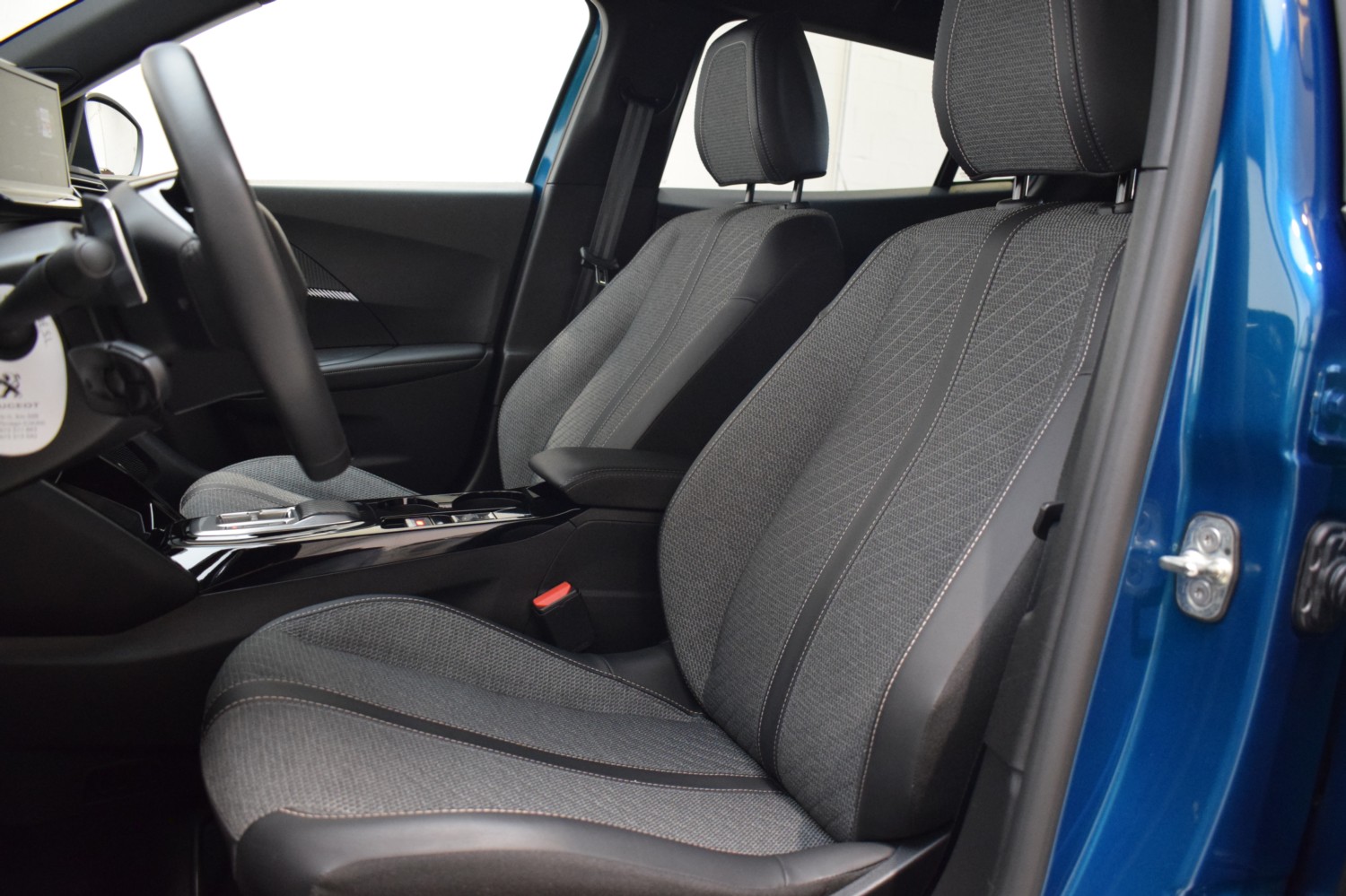 PEUGEOT 2008 ALLURE N2008 Hybrid 145 eDCS6 - Ítem22