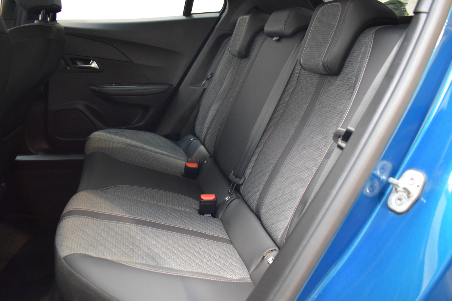 PEUGEOT 2008 ALLURE N2008 Hybrid 145 eDCS6 - Ítem24