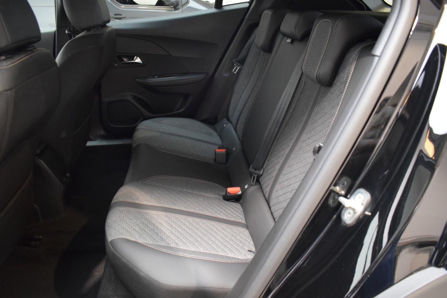 PEUGEOT 2008 ALLURE N2008 Hybrid 145 eDCS6 - Ítem23