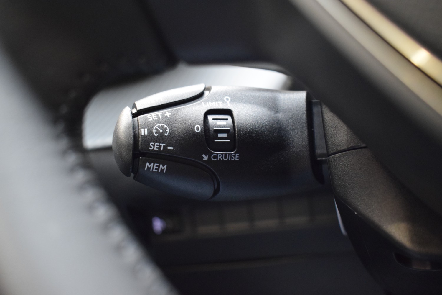 PEUGEOT 2008 ALLURE N2008 Hybrid 145 eDCS6 - Ítem13