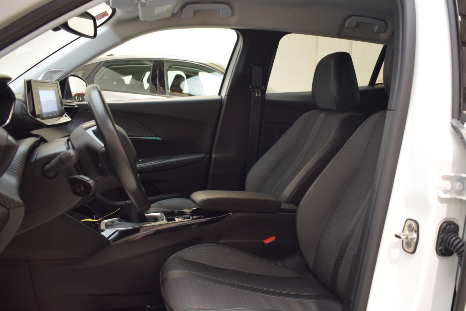 PEUGEOT 2008 ALLURE PACK 1.2 Puretech 100cv S&S BVM6 - Ítem20