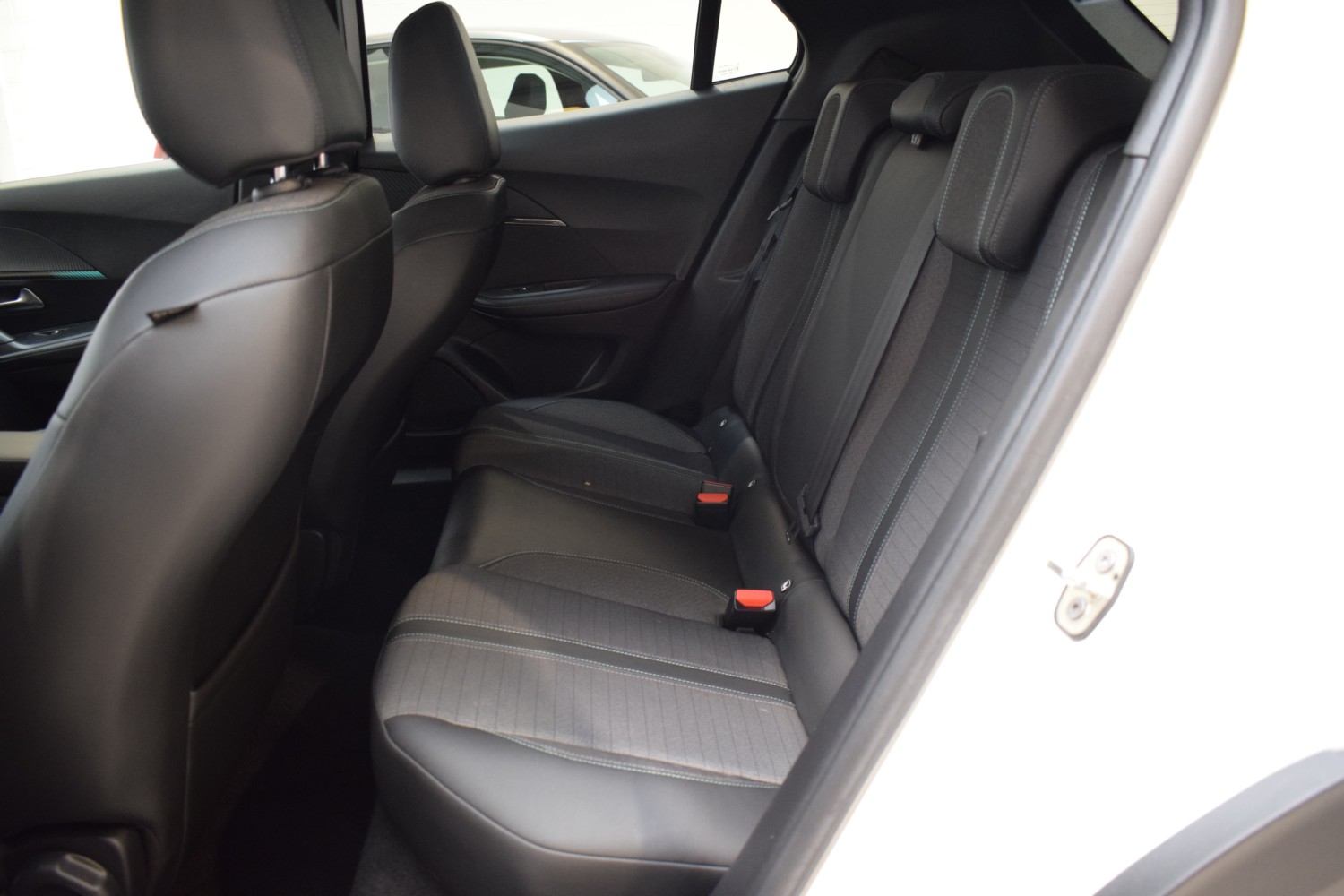 PEUGEOT 2008 ALLURE PACK 1.2 Puretech 100cv S&S BVM6 - Ítem22