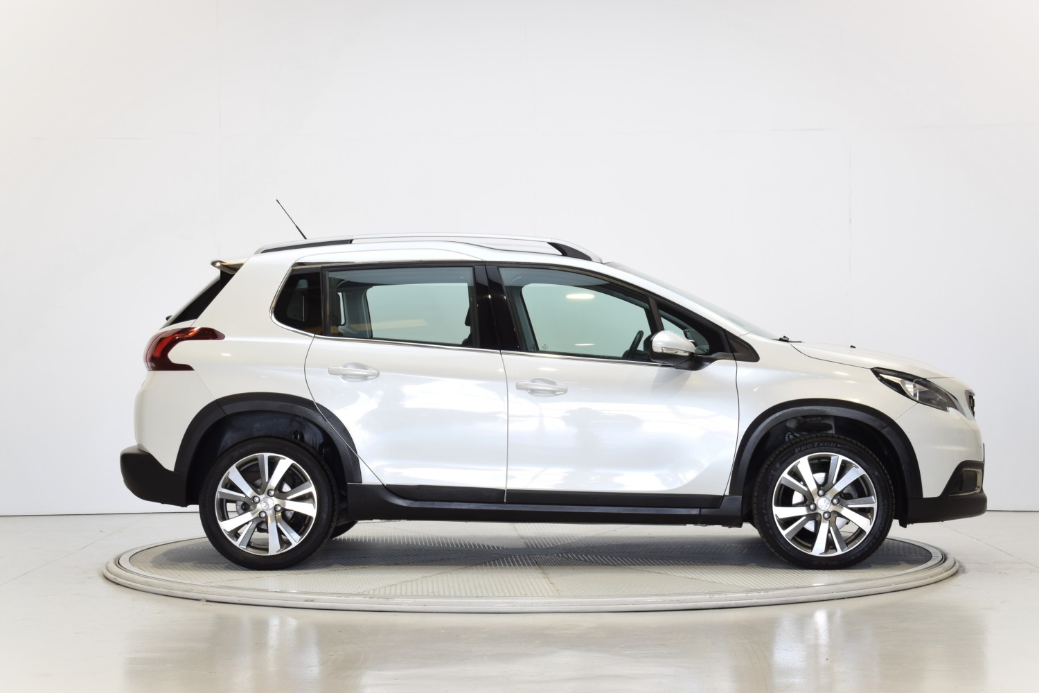 PEUGEOT 2008 ALLURE 1.2 PureTech 81KW (110CV) Auto - Ítem5