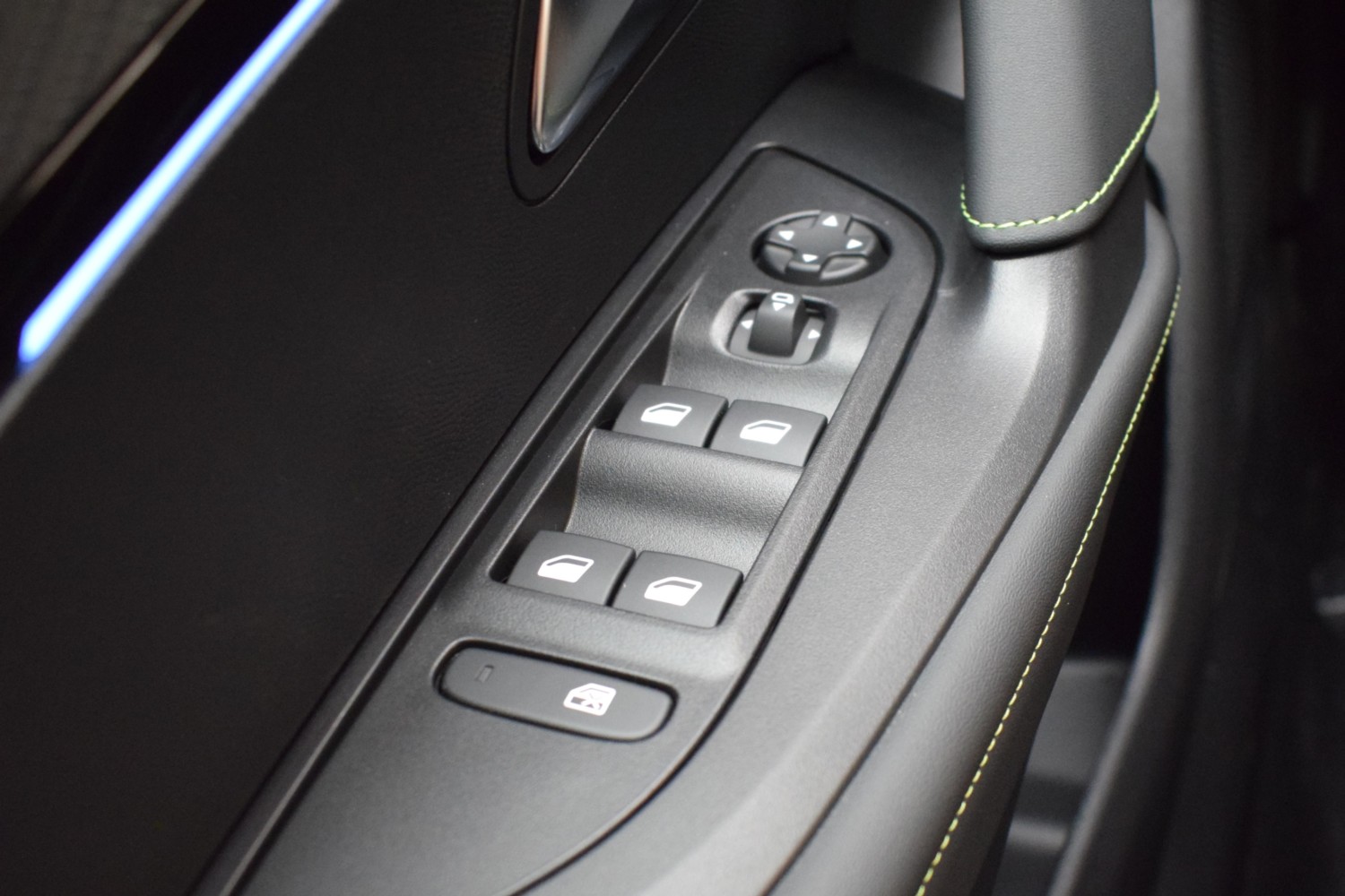 PEUGEOT 2008 GT EXCLUSIVE Hybrid 145 eDCS6 - Ítem13