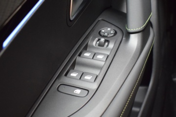 PEUGEOT 2008 GT EXCLUSIVE Hybrid 145 eDCS6 - Ítem13