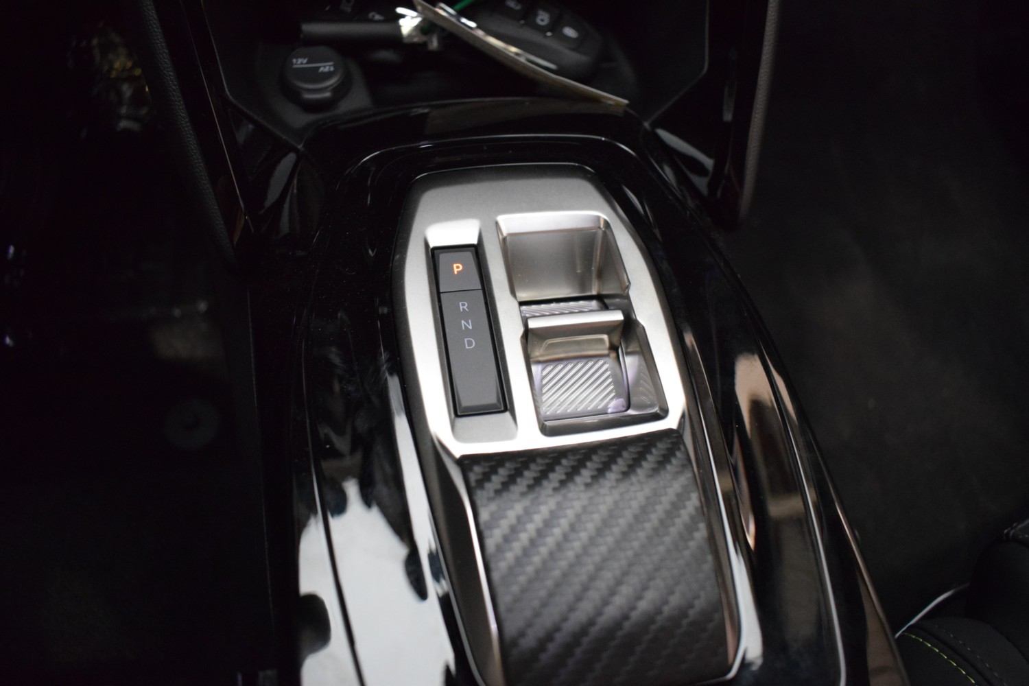 PEUGEOT 2008 GT EXCLUSIVE Hybrid 145 eDCS6 - Ítem15