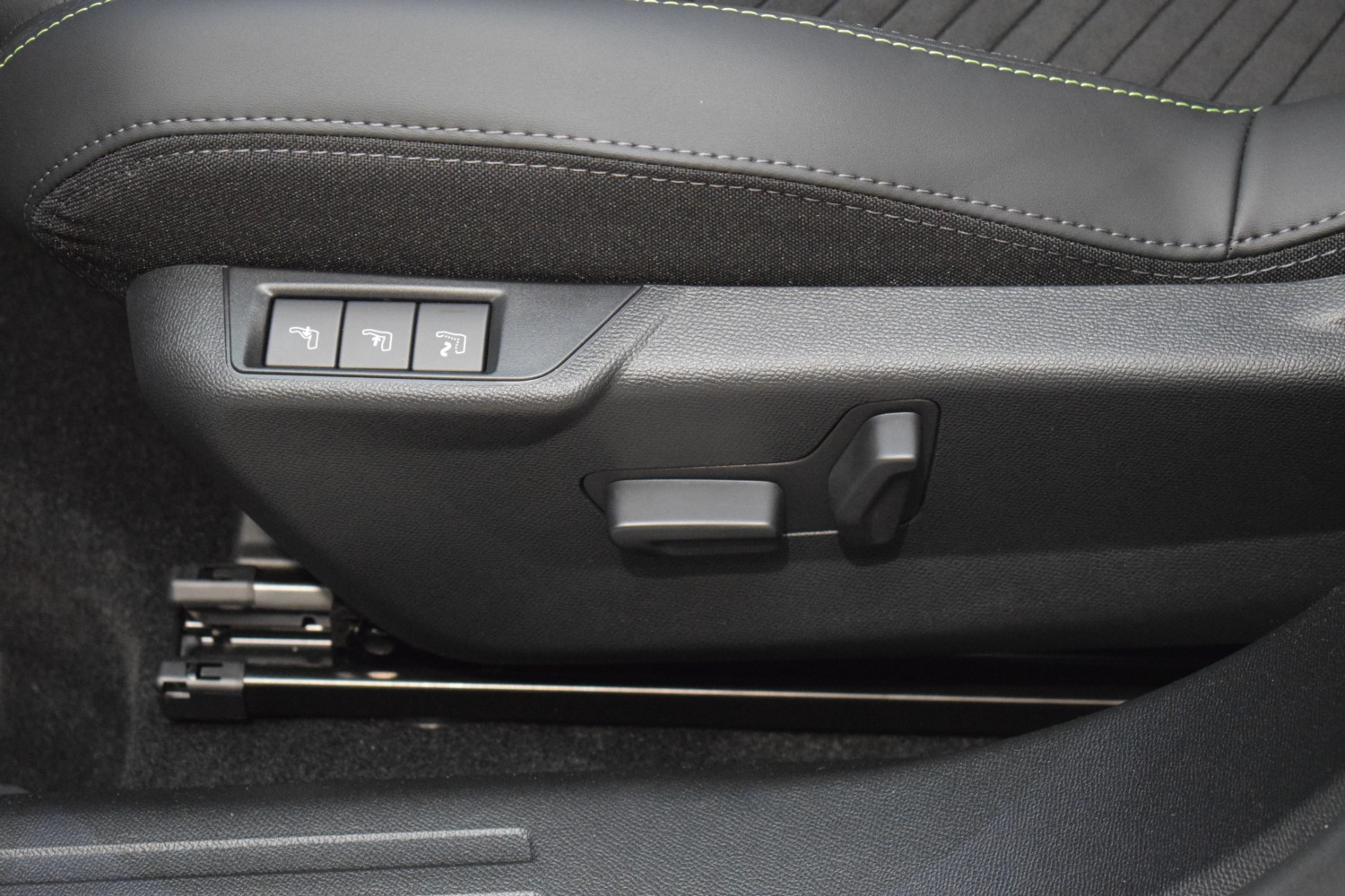 PEUGEOT 2008 GT EXCLUSIVE Hybrid 145 eDCS6 - Ítem19