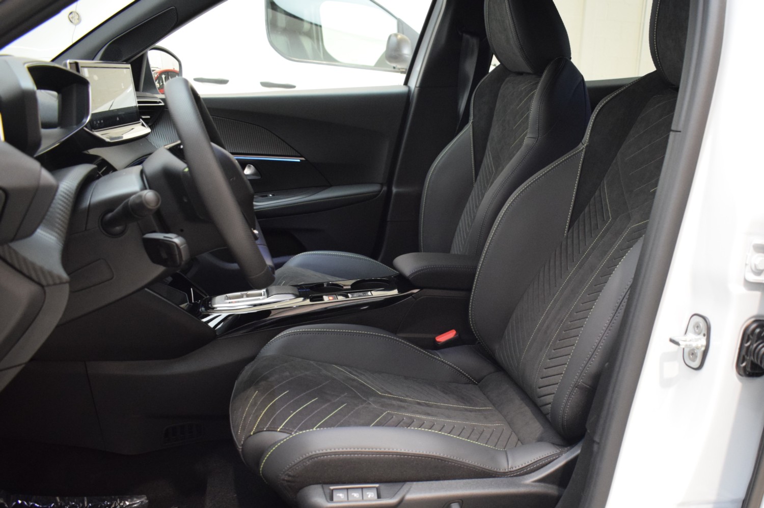 PEUGEOT 2008 GT EXCLUSIVE Hybrid 145 eDCS6 - Ítem20