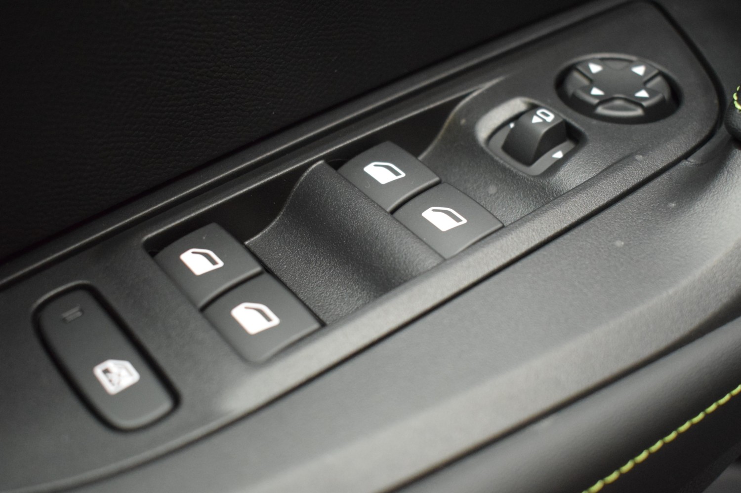 PEUGEOT 2008 GT N2008 Hybrid 145 eDCS6 - Ítem14