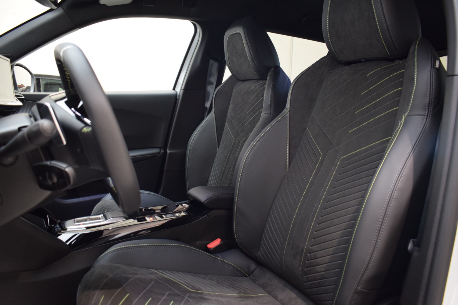 PEUGEOT 2008 GT N2008 Hybrid 145 eDCS6 - Ítem21