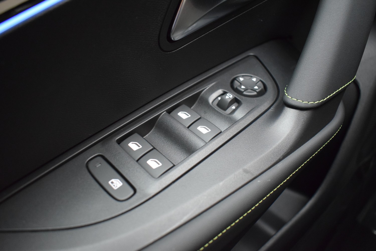 PEUGEOT 2008 GT Hybrid 145 eDCS6 - Ítem13