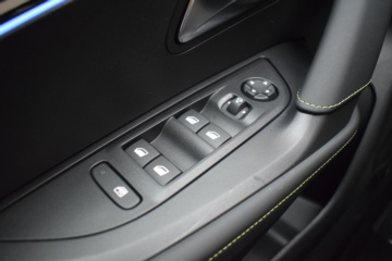 PEUGEOT 2008 GT Hybrid 145 eDCS6 - Ítem13