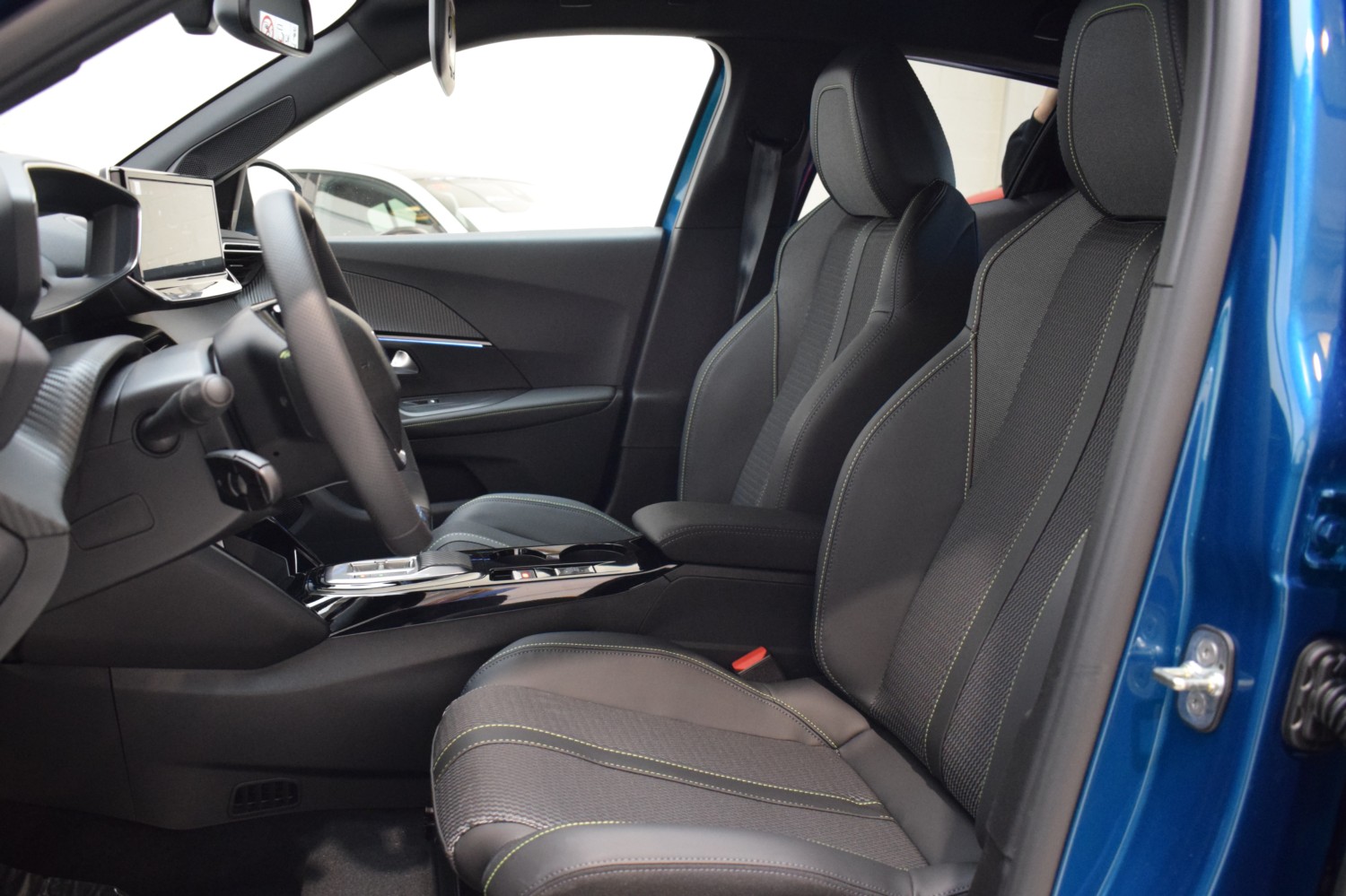 PEUGEOT 2008 GT Hybrid 145 eDCS6 - Ítem19