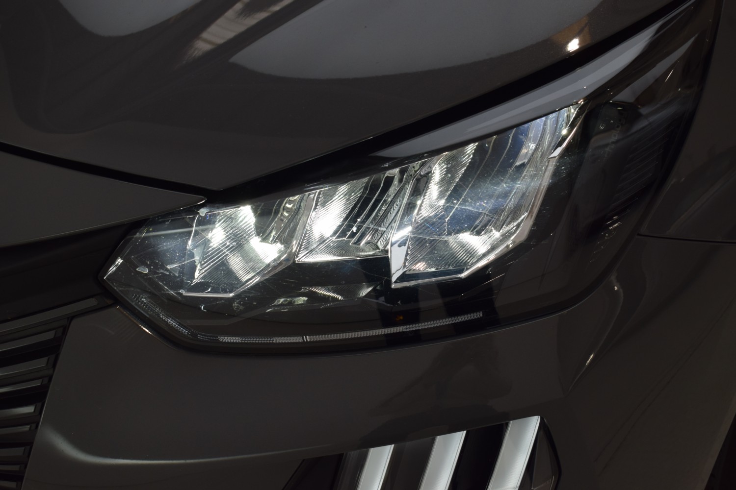 PEUGEOT 208 ALLURE Gasolina 100 S&S 6 Vel. MAN - Ítem24