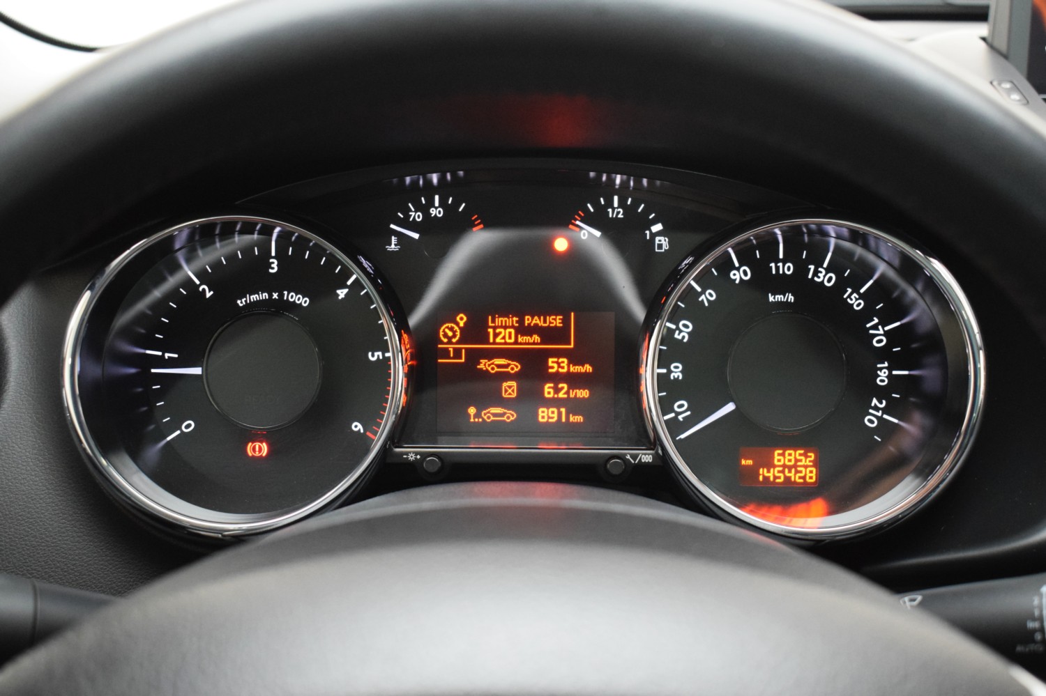 PEUGEOT 3008 ALLURE 1.6 BlueHDI 120 FAP - Ítem10