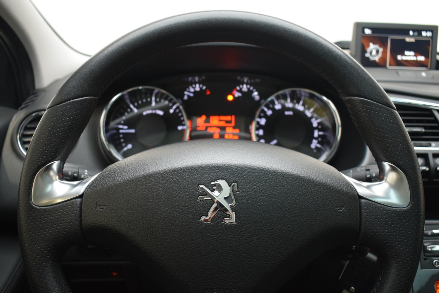 PEUGEOT 3008 ALLURE 1.6 BlueHDI 120 FAP - Ítem11