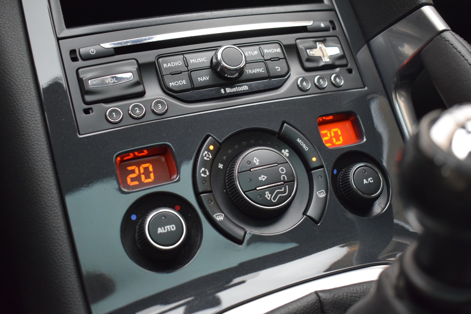 PEUGEOT 3008 ALLURE 1.6 BlueHDI 120 FAP - Ítem17