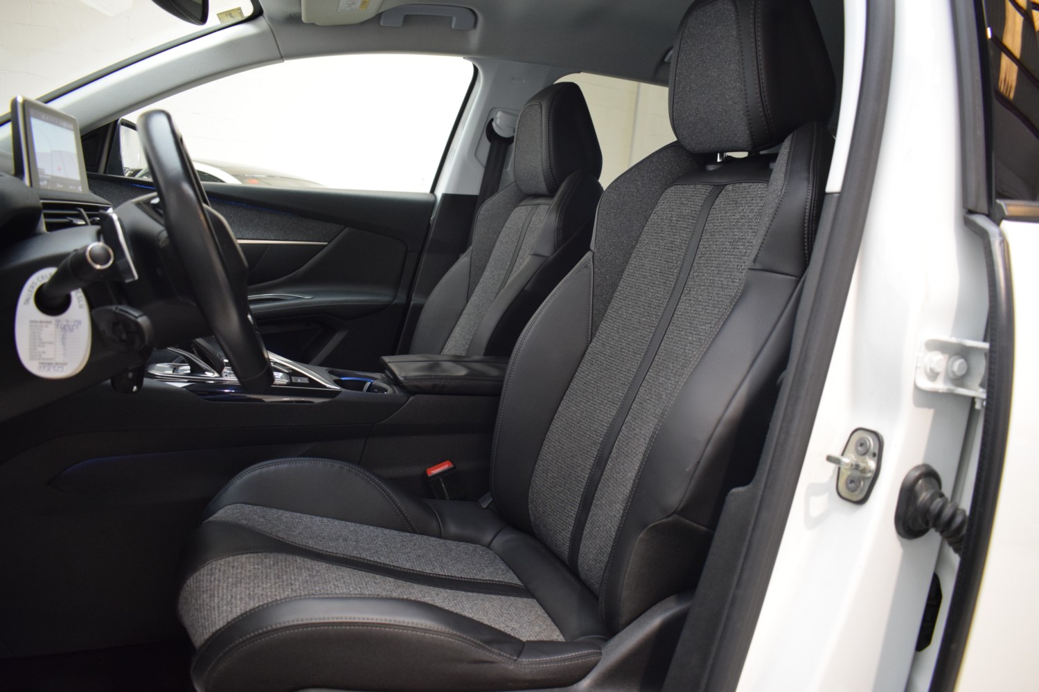 PEUGEOT 3008 ALLURE BlueHDi 96kW (130CV) S&S EAT8 - Ítem22