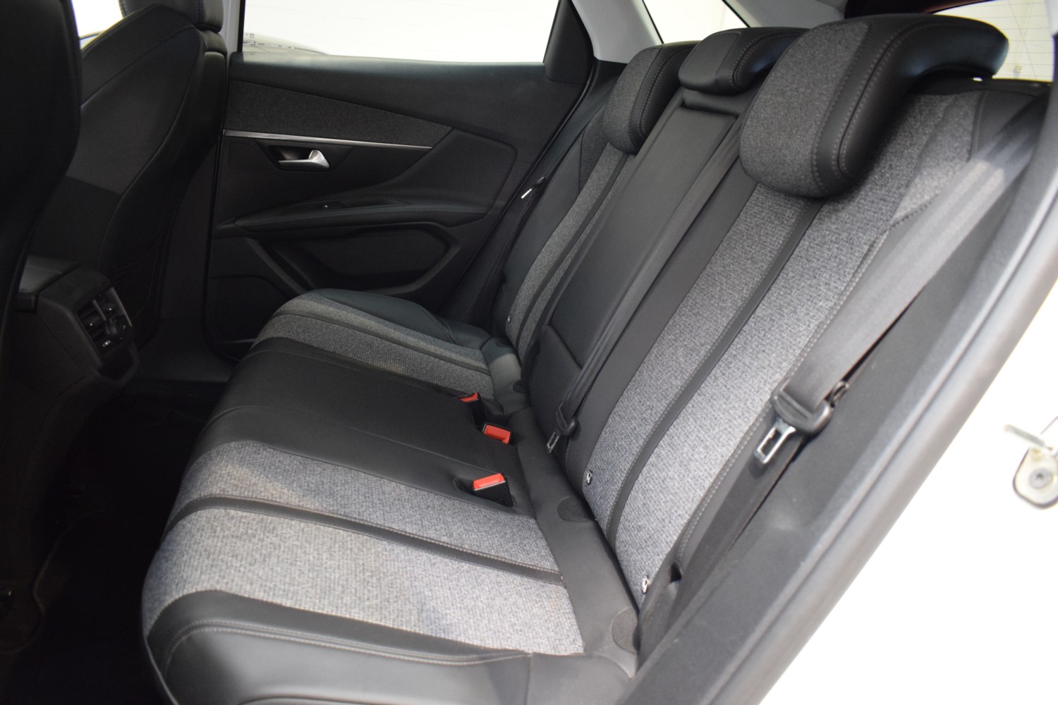 PEUGEOT 3008 ALLURE BlueHDi 96kW (130CV) S&S EAT8 - Ítem23