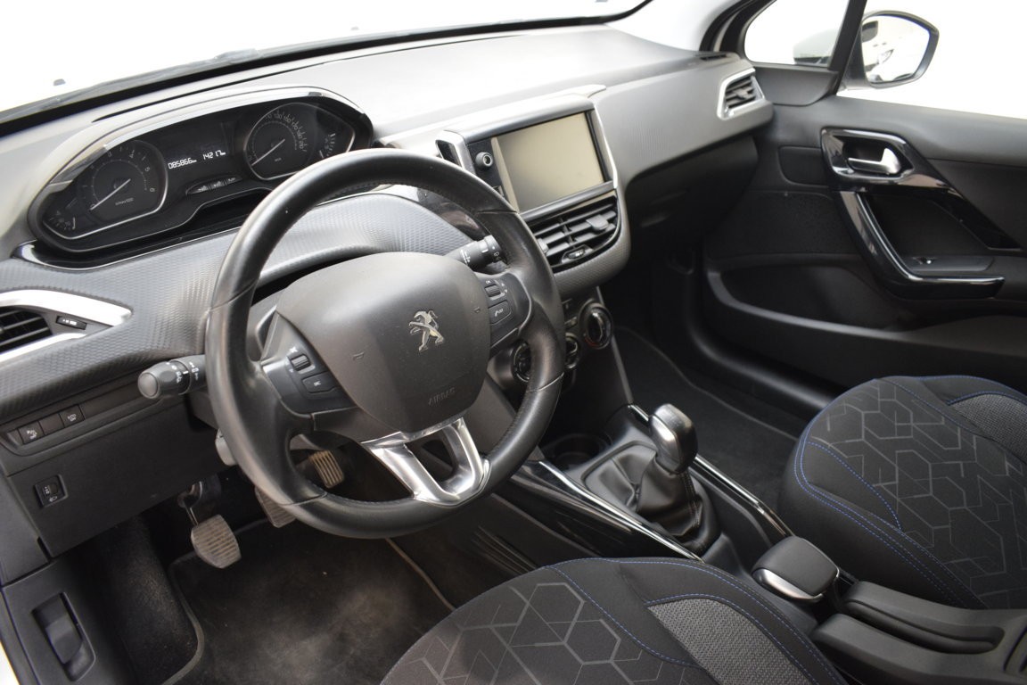 PEUGEOT 2008 SIGNATURE 1.5 BlueHDI 100 CV 6 VEL - Ítem20