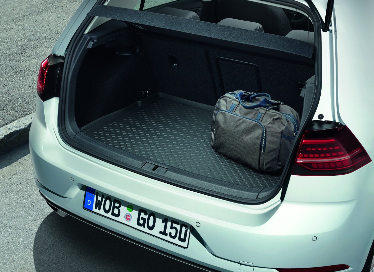 Багажник семерки. Jetta vs7 багажник. 5g0061160. Peugeot 2008 Luggage. VW Golf 5+ Kofferraum.