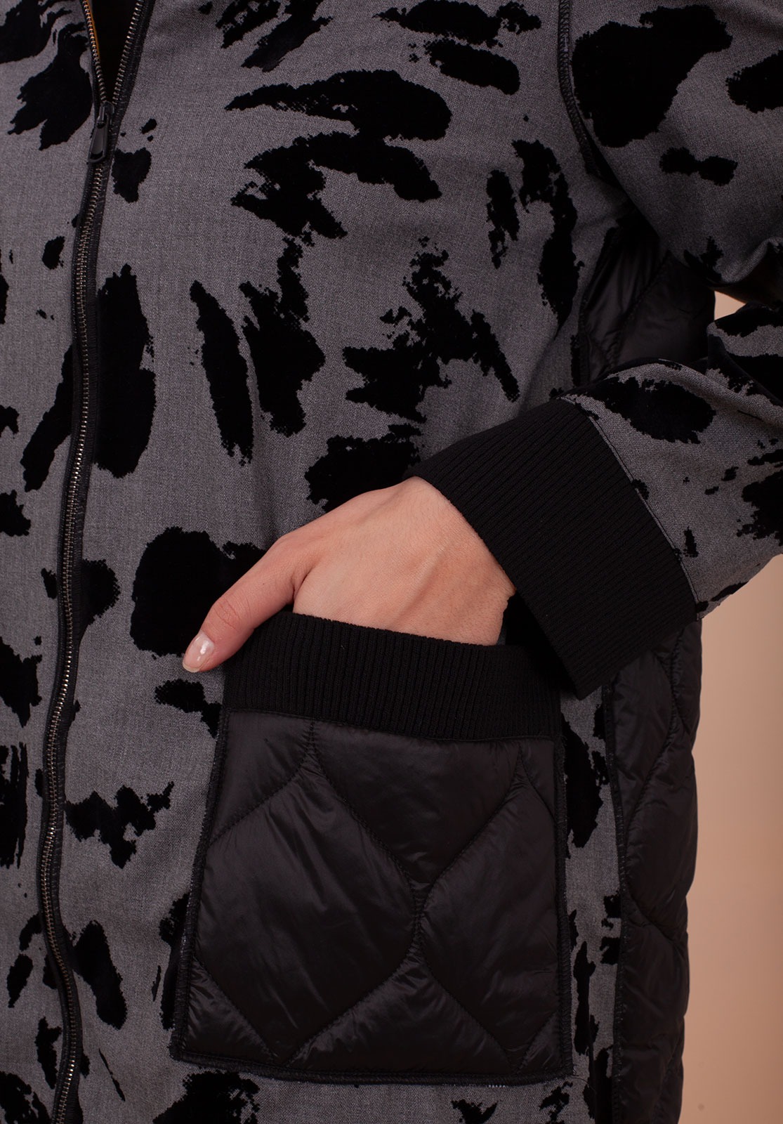 Chaqueta con capucha estampada y bolsillos acolchados 2