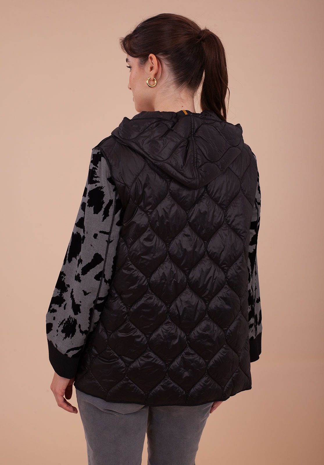 Chaqueta con capucha estampada y bolsillos acolchados 1