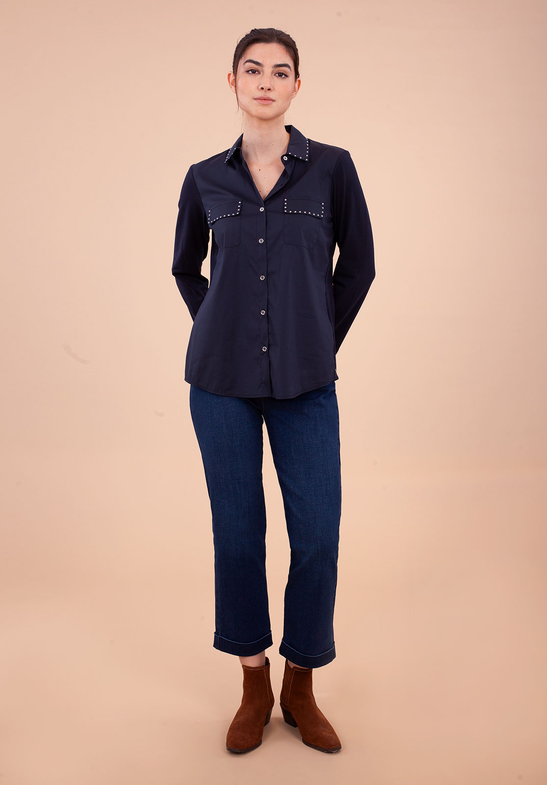 Camisa azul con detalles de tachuelas 3