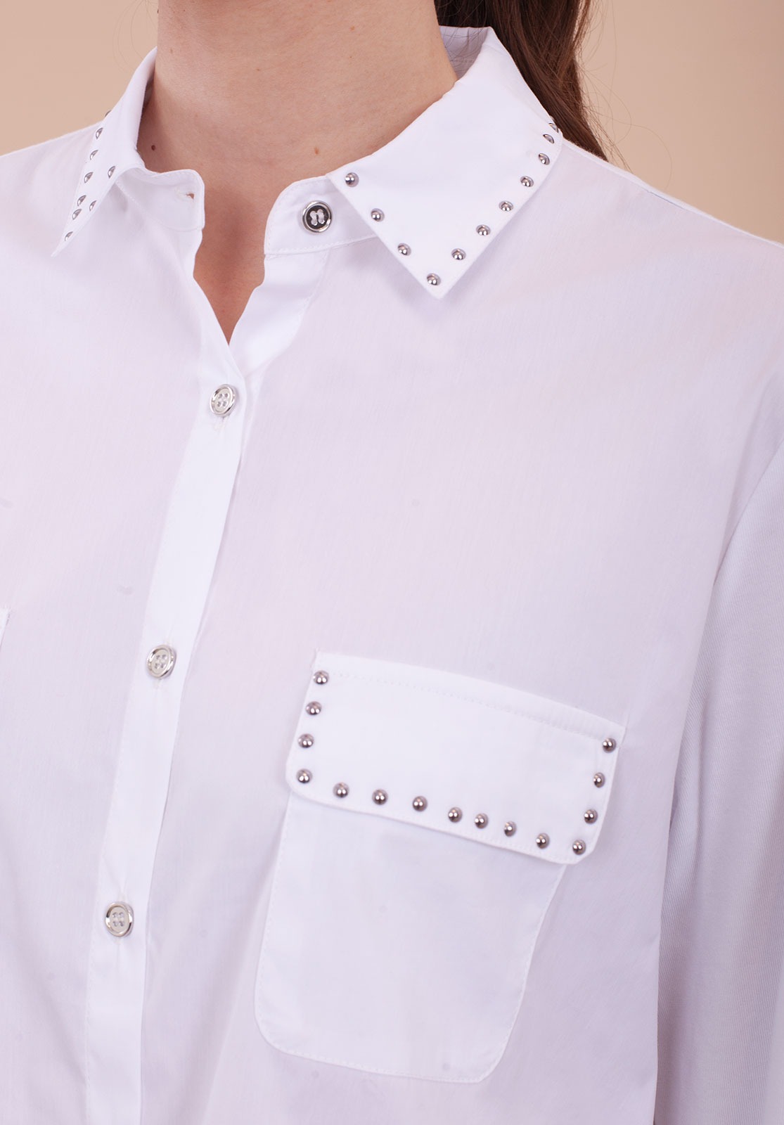 Camisa Blanca con tachuelas plata 1