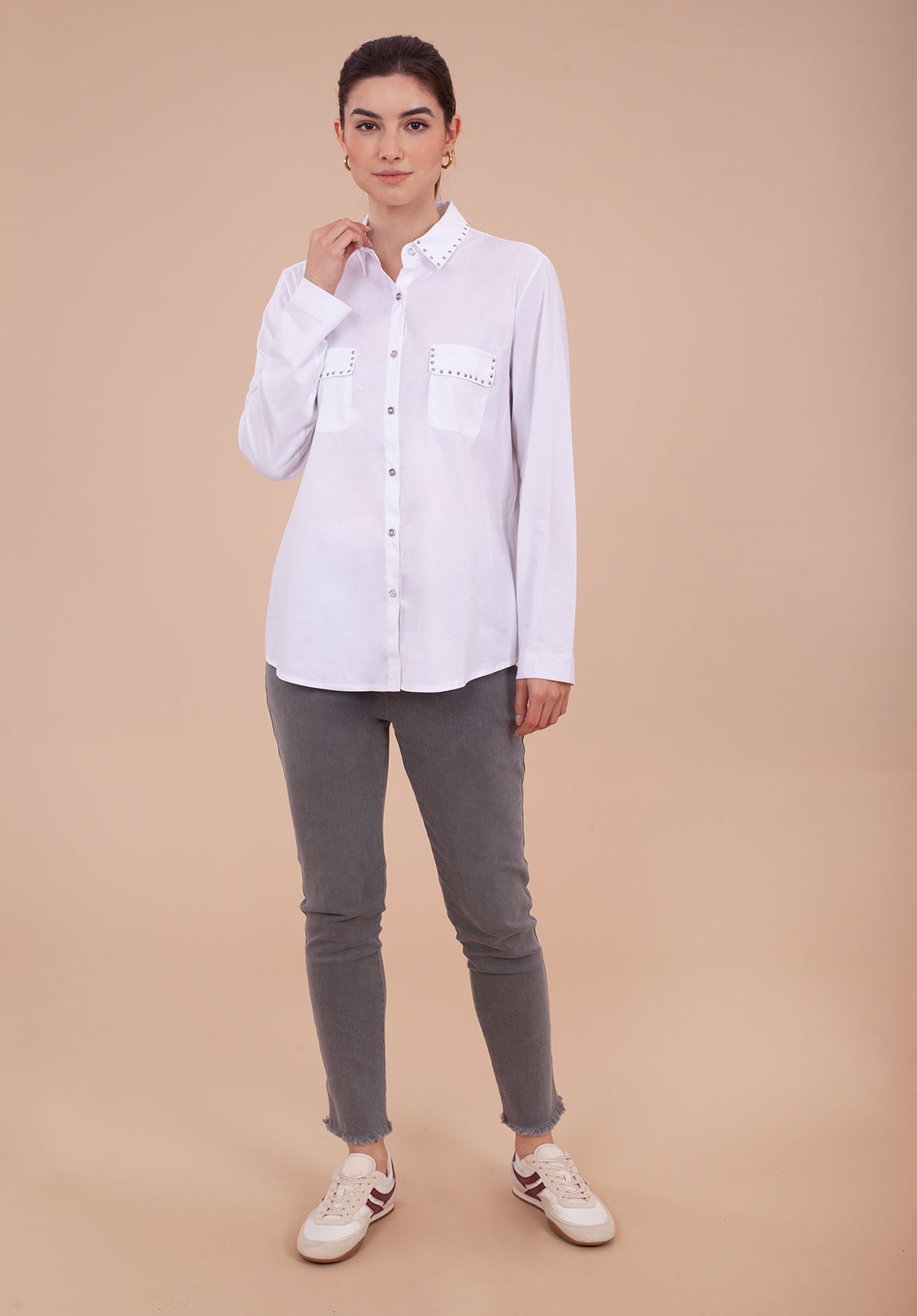 Camisa Blanca con tachuelas plata 3