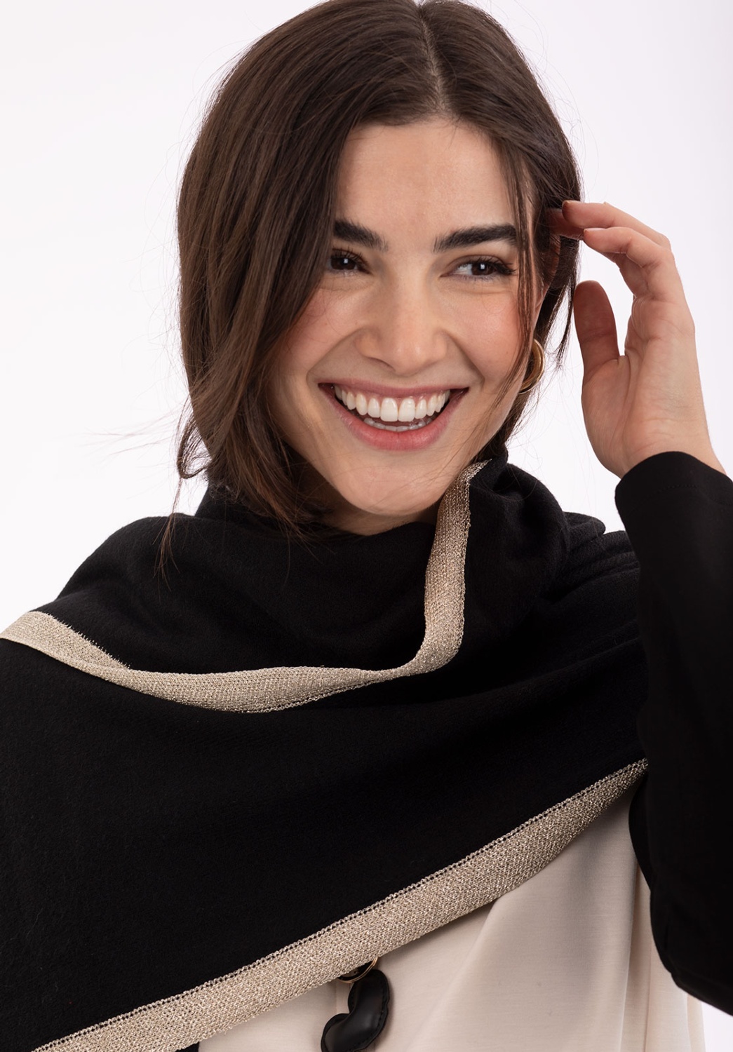Bufanda Negra con detalle Beige Dorado