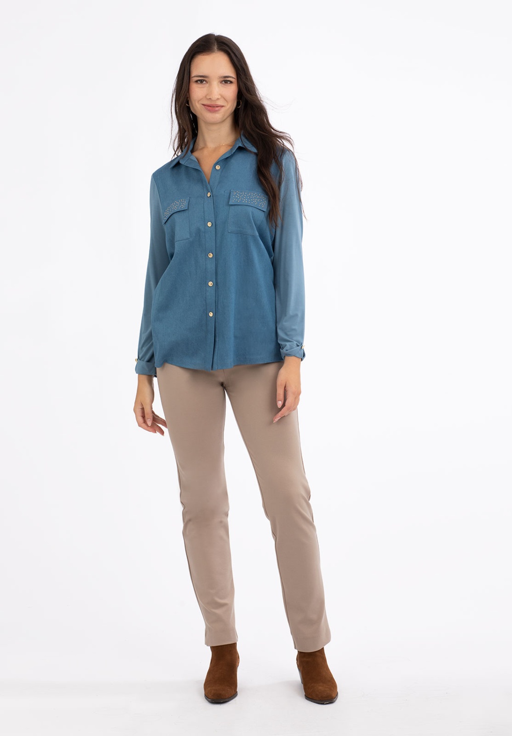 Camisa fluida azul con bolsillos y detalles de apliques