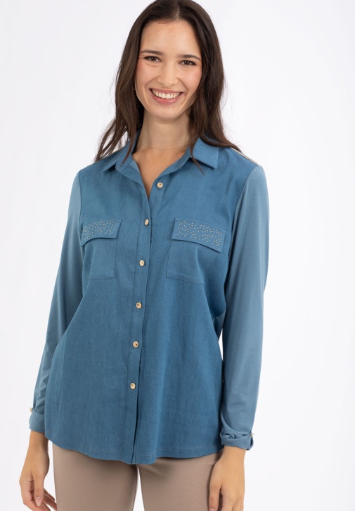 Camisa fluida azul con bolsillos y detalles de apliques