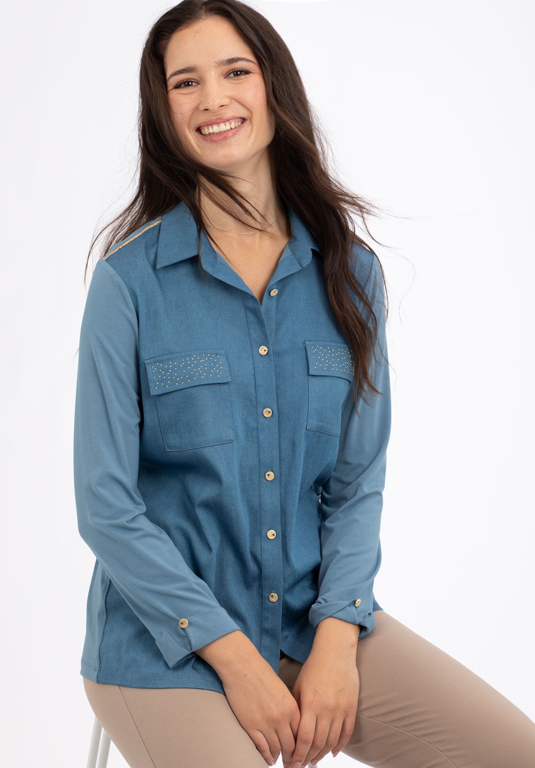 Camisa fluida azul con bolsillos y detalles de apliques