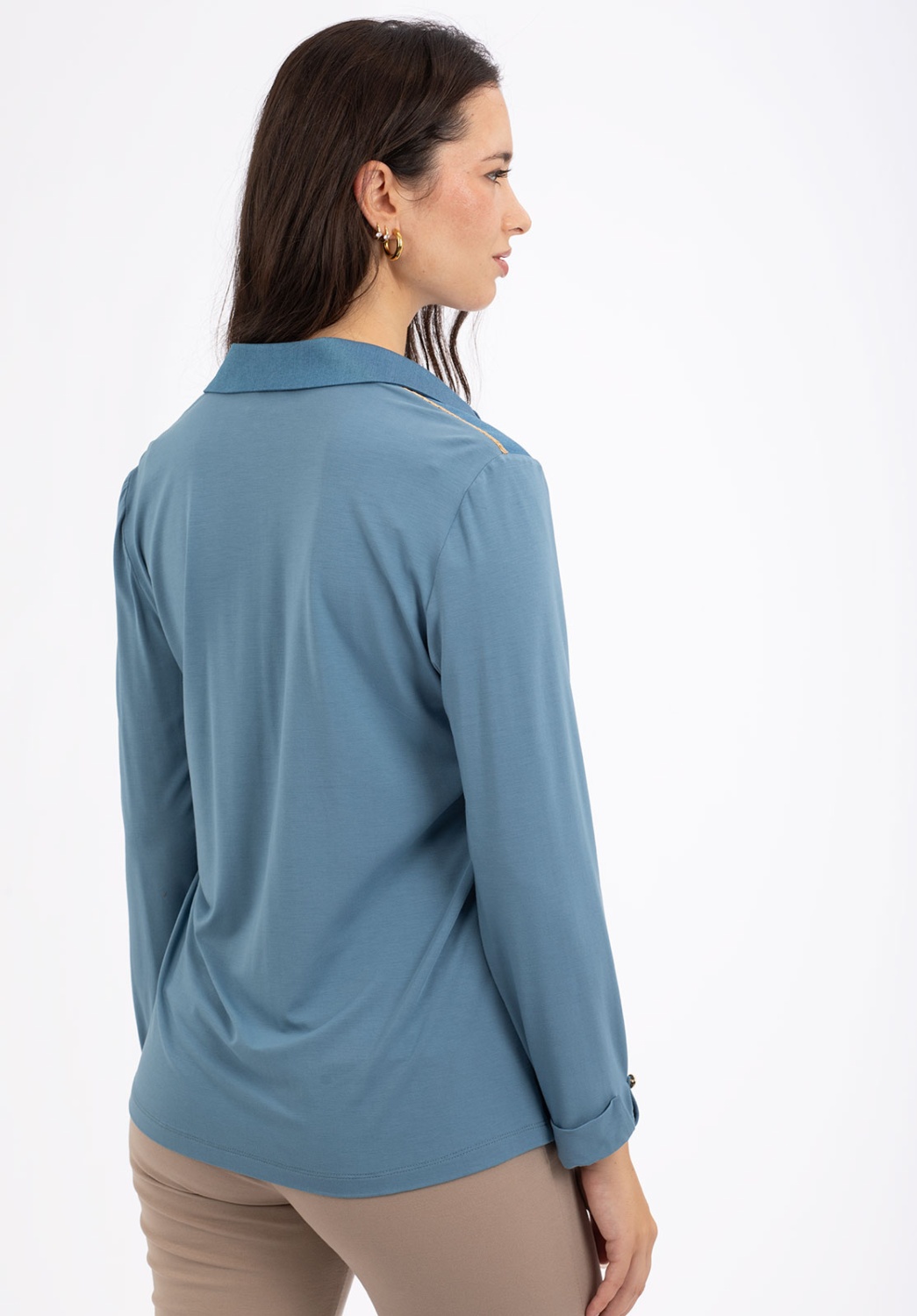 Camisa fluida azul con bolsillos y detalles de apliques
