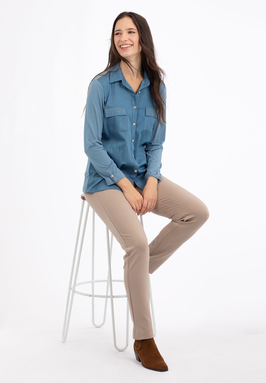 Camisa fluida azul con bolsillos y detalles de apliques