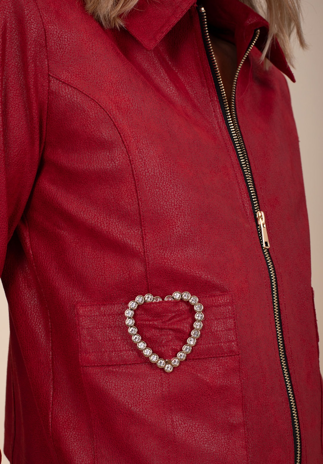 chaqueta roja corazones 1