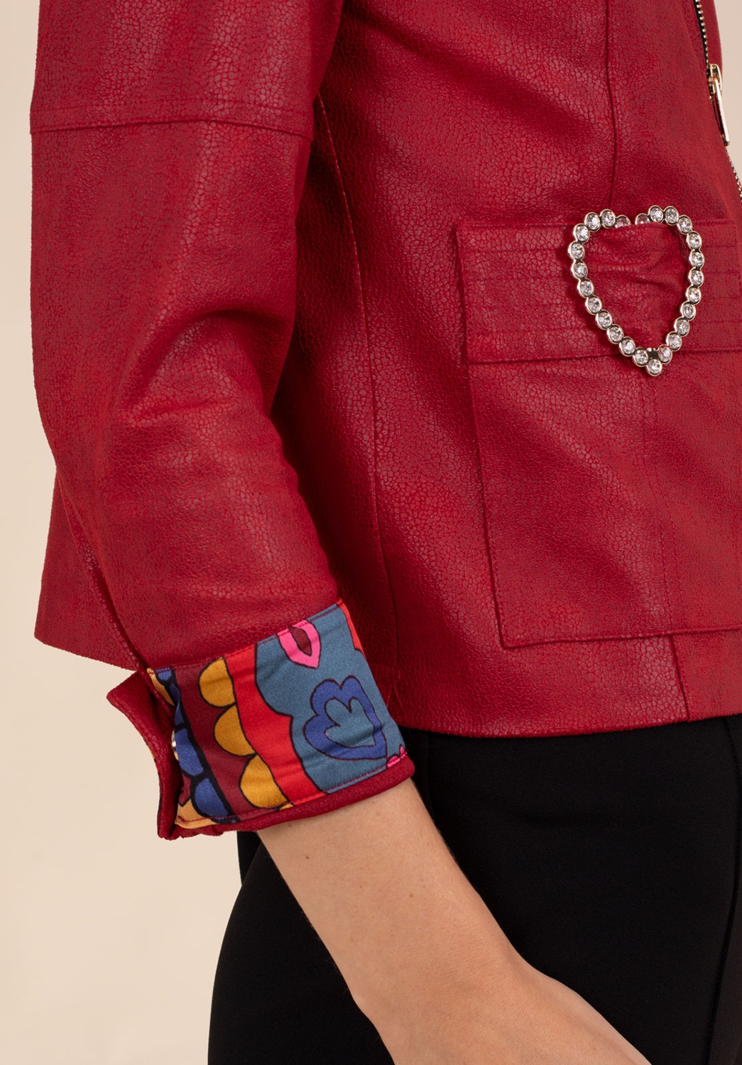 chaqueta roja corazones 2