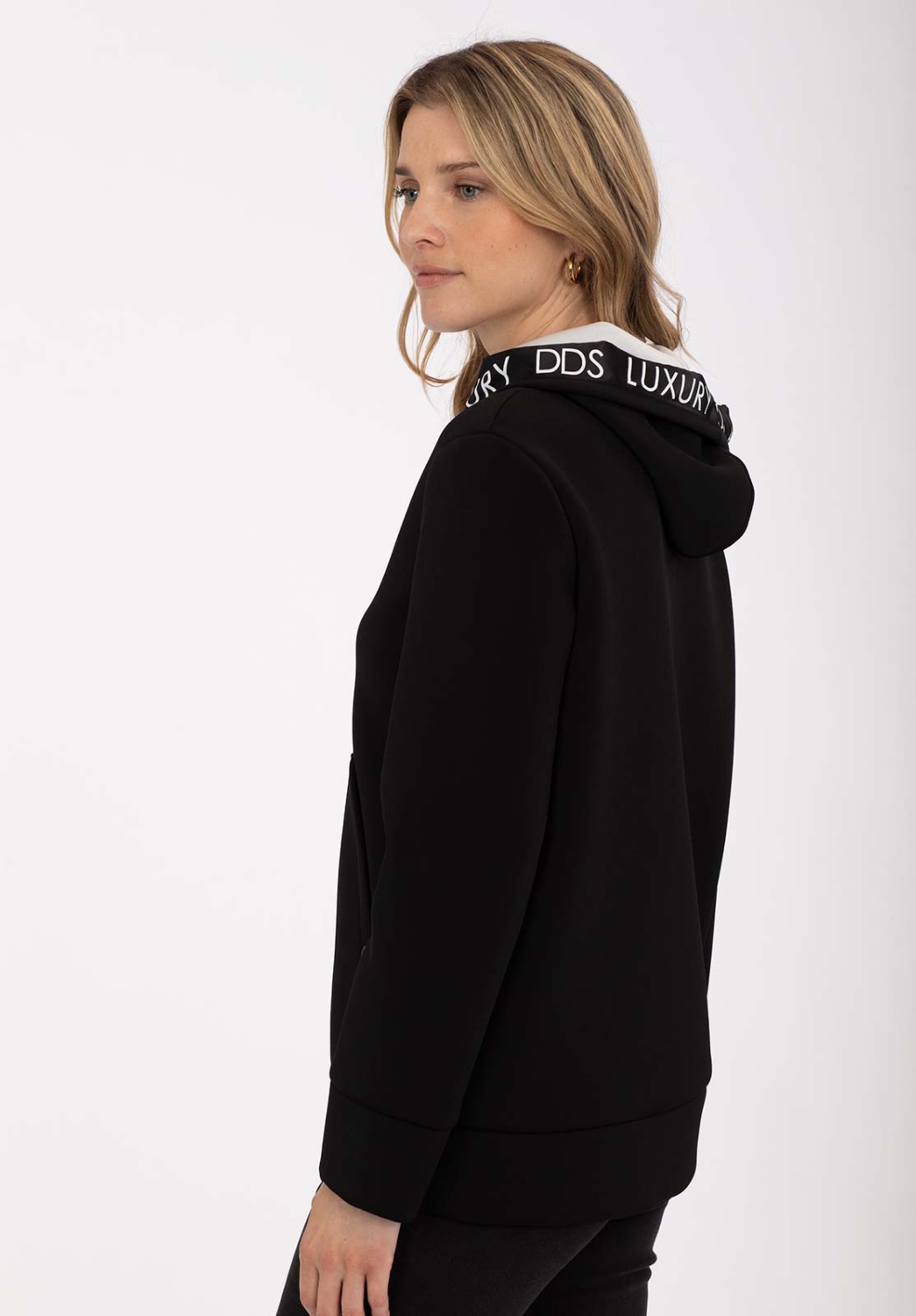 Chaqueta Negra Técnica 4