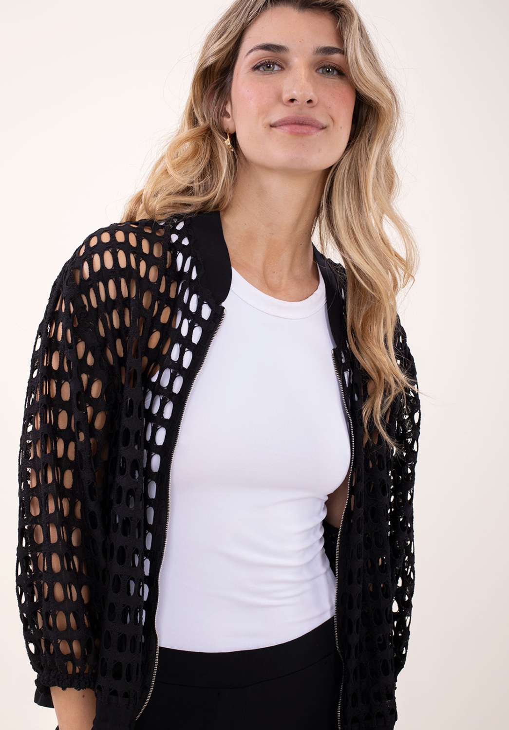 Chaqueta Negra Troquelada 