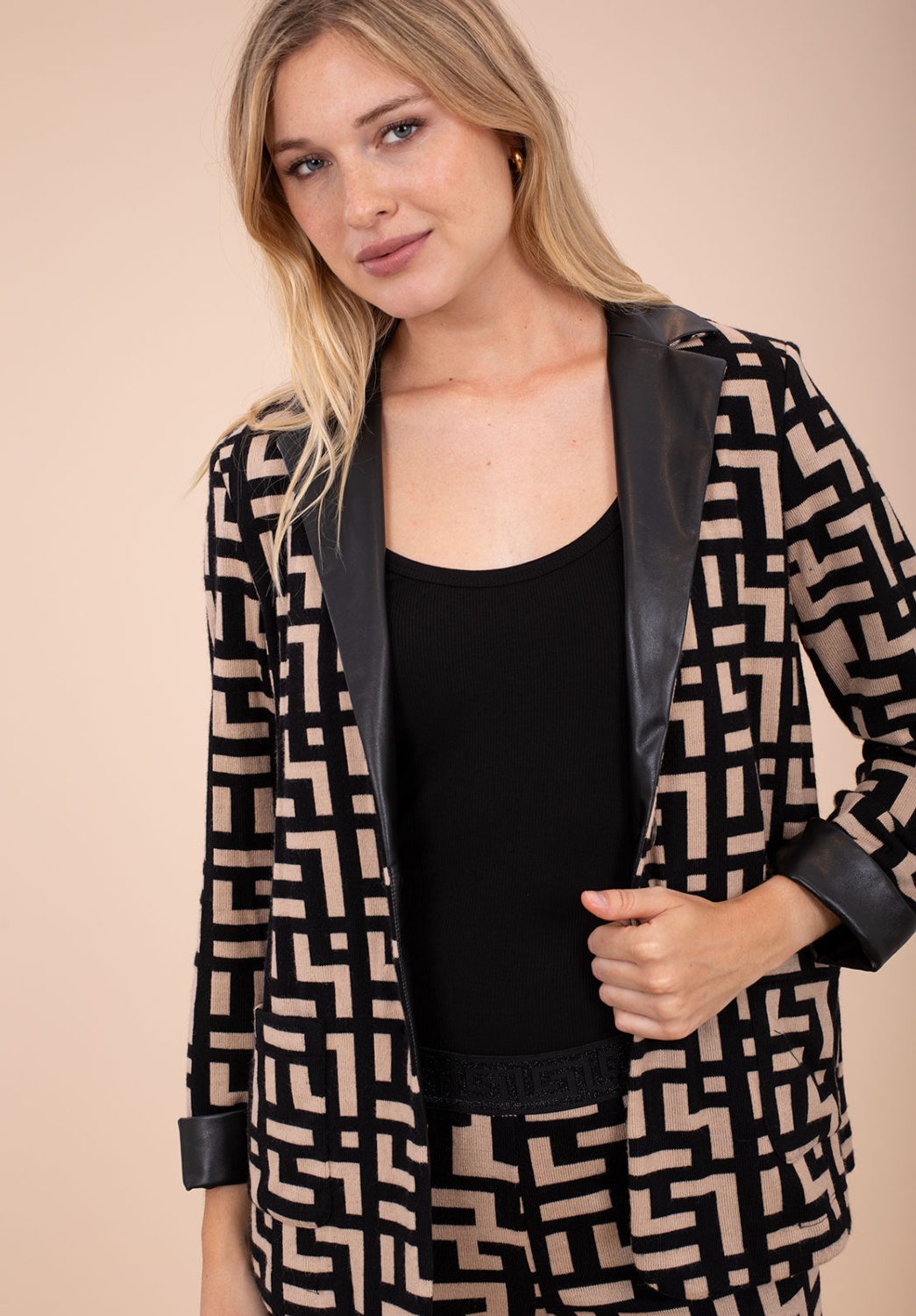 Chaqueta de punto con un estampado geométrico 1