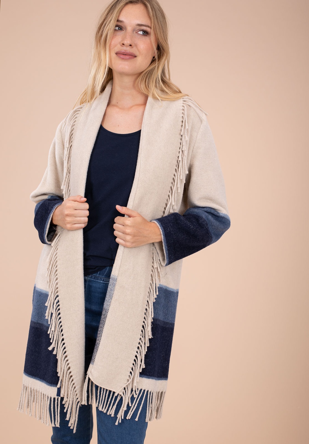 Chaqueta larga de punto, con rayas horizontales